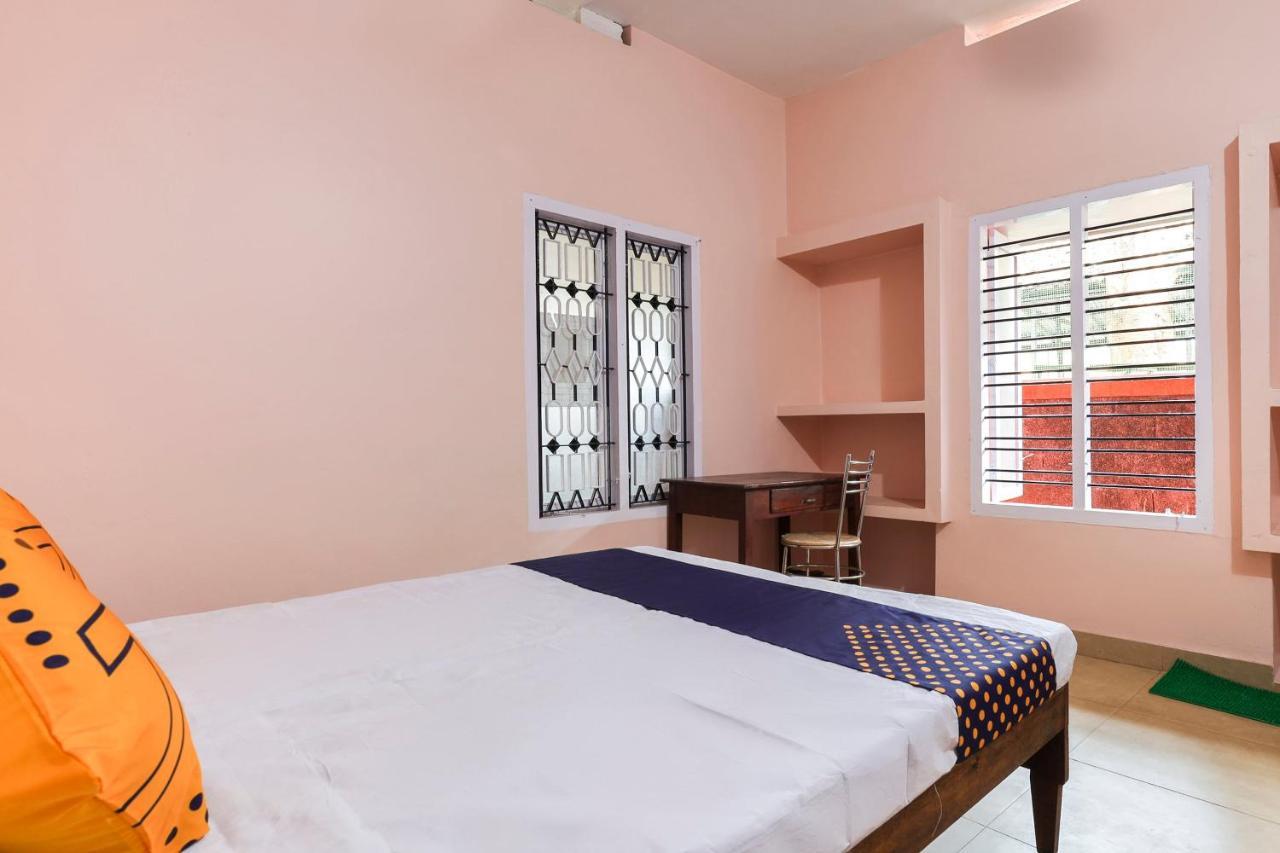 Spot On 68111 Jeena Motels Kollam Eksteriør billede