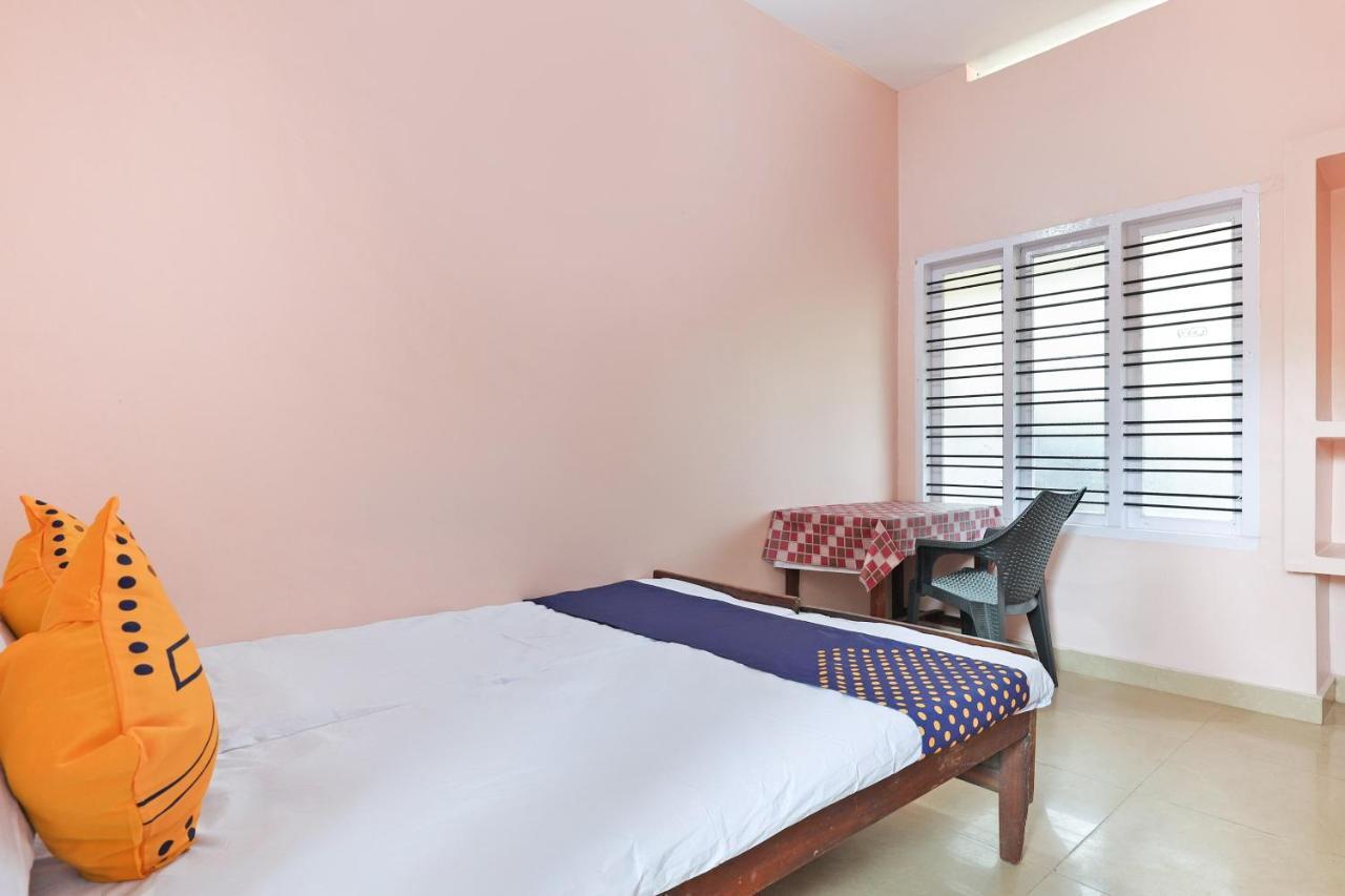 Spot On 68111 Jeena Motels Kollam Eksteriør billede